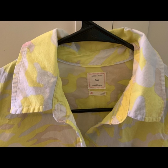 Women’s Gap boyfriend CAMO button down - Picture 2 of 2